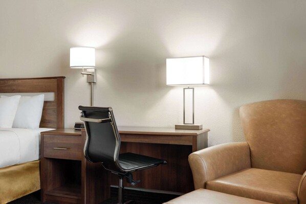 Skrivebord, blendingsgardiner og strykejern/-brett