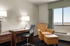 Escrivaninha, cortinas blackout, ferros/tábuas de passar roupa