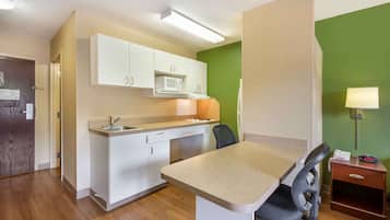 Studio, 1 Queen Bed, Non Smoking | Private kitchen