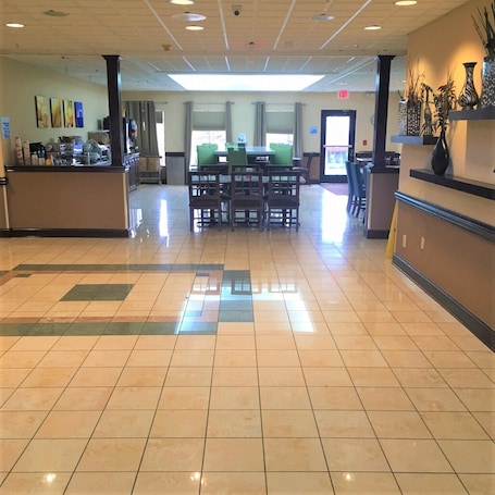 Desayuno completo incluido todos los días . Comfort Inn & Suites Asheboro East