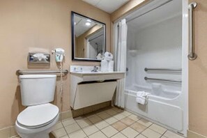 Ensemble baignoire-douche, séchoir à cheveux, serviettes fournies
