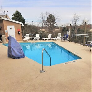 Una piscina al aire libre de temporada