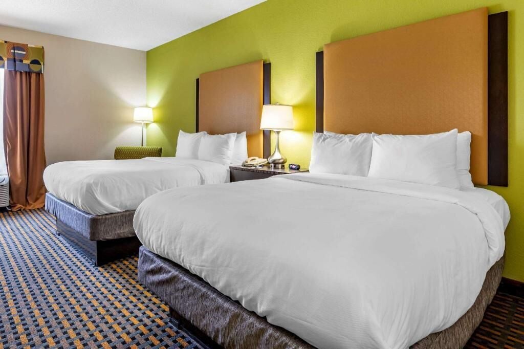 Roupas de cama premium, escrivaninha, cortinas blackout