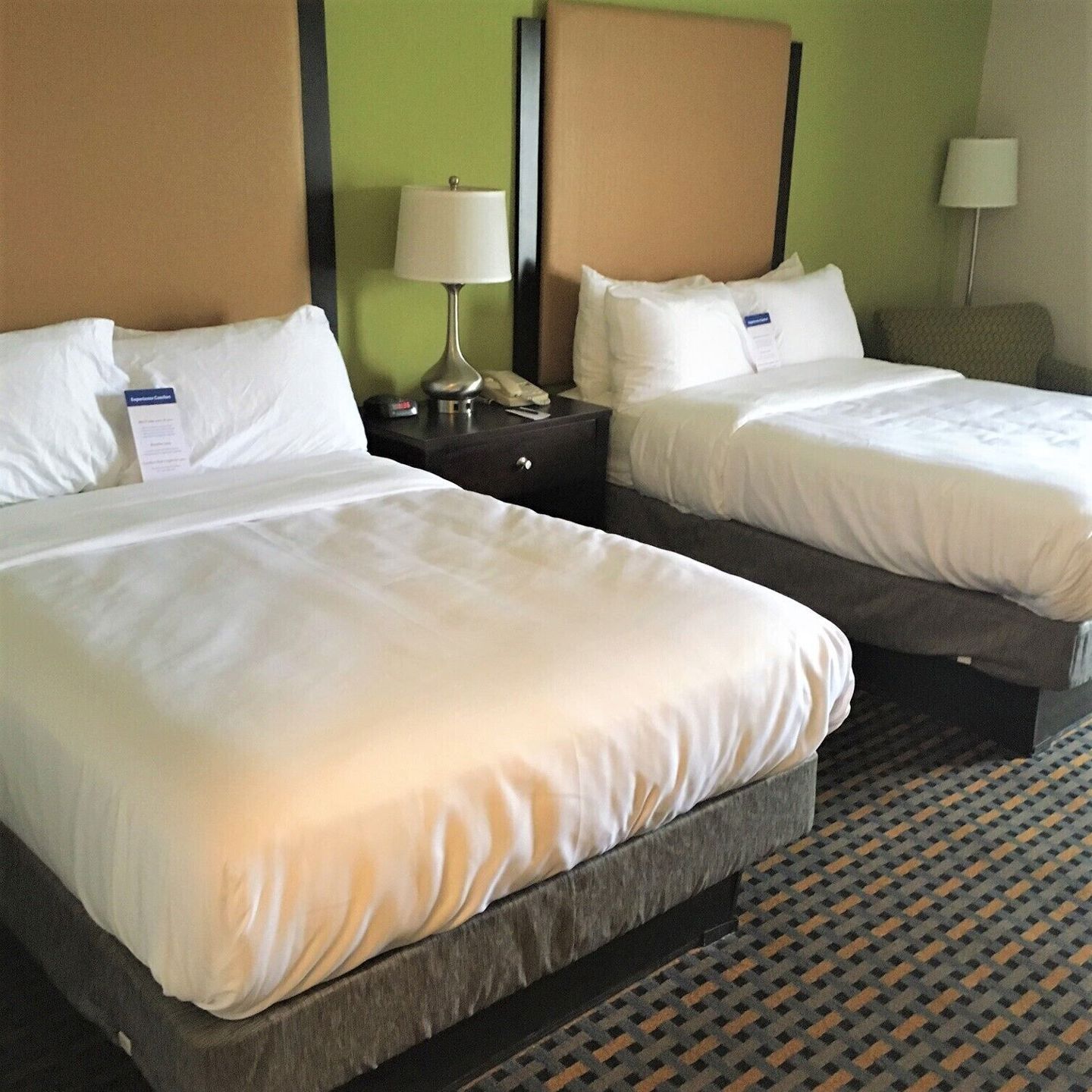 Roupas de cama premium, escrivaninha, cortinas blackout