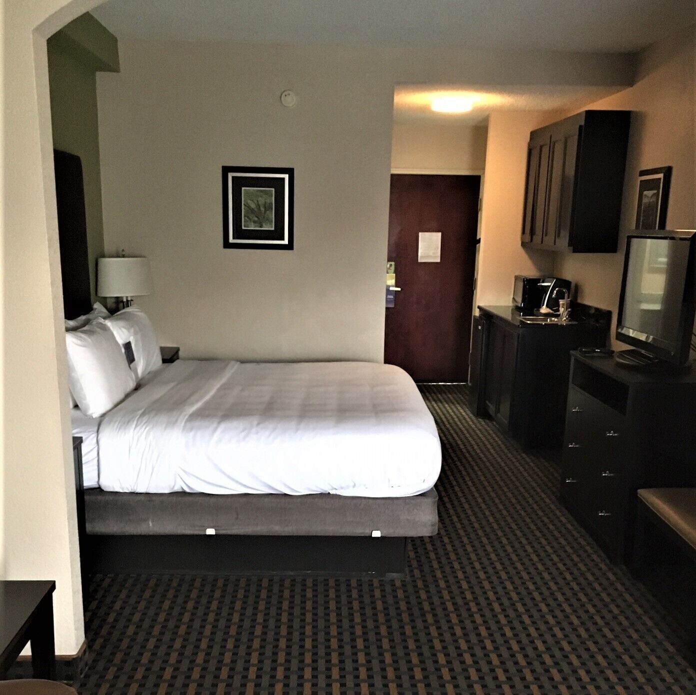 Roupas de cama premium, escrivaninha, cortinas blackout