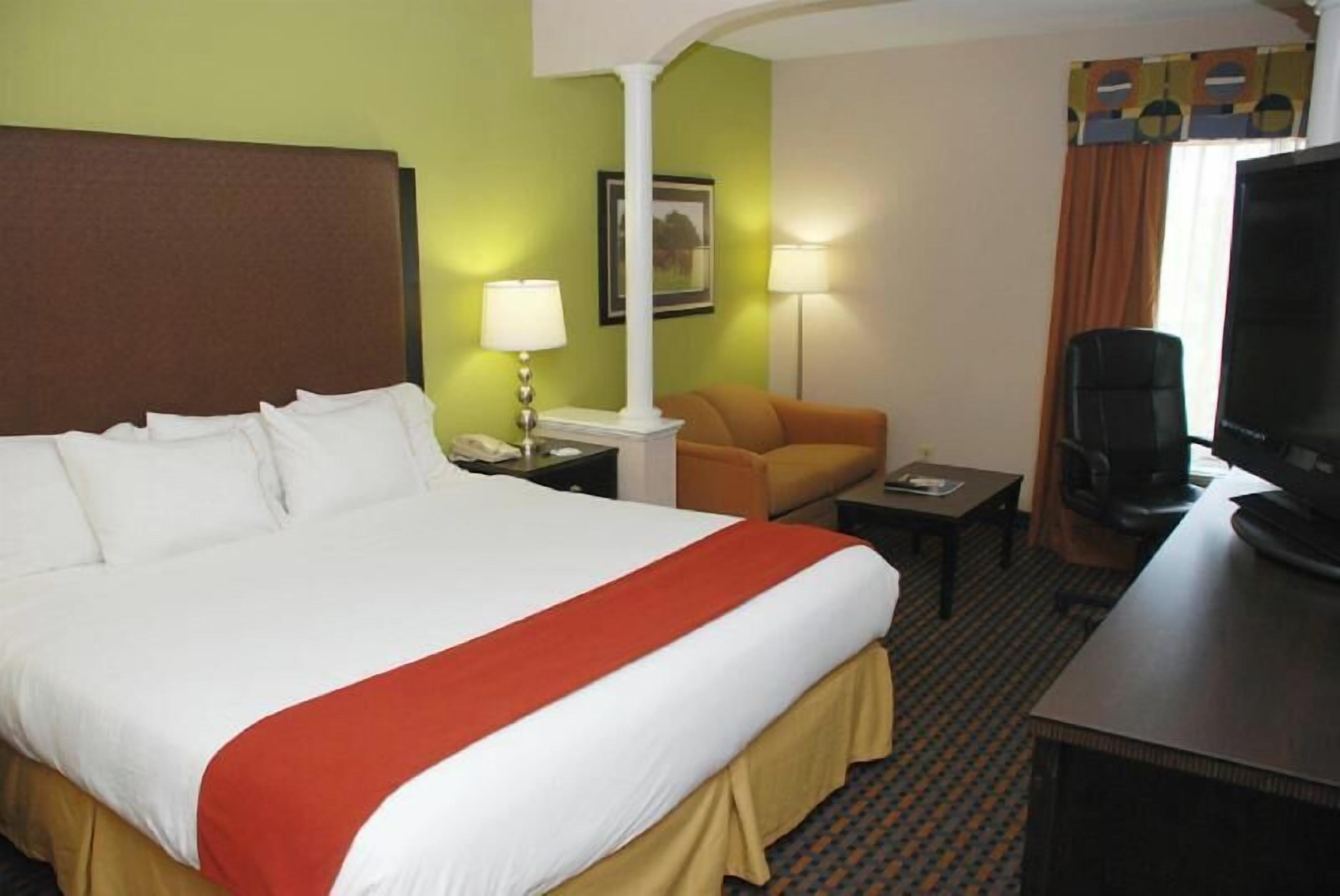Roupas de cama premium, escrivaninha, cortinas blackout