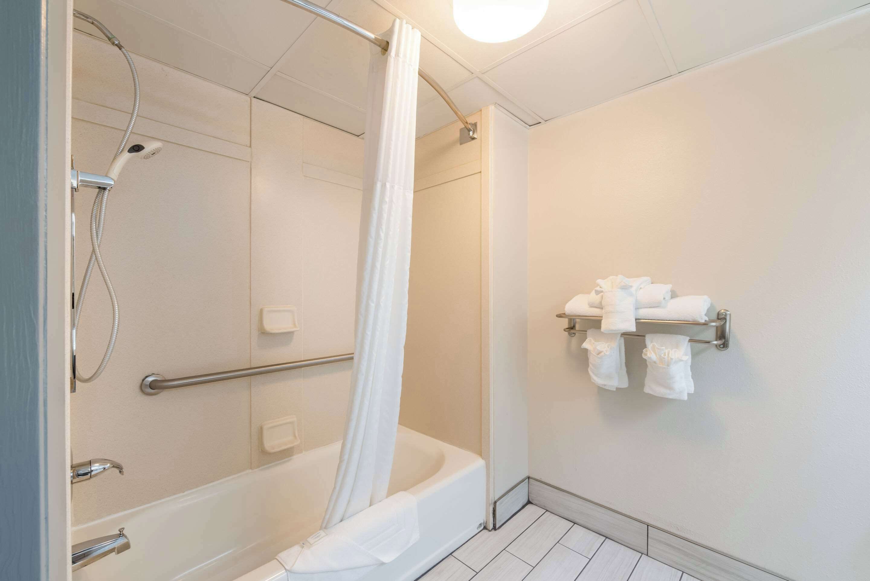 room, 1 king bed, accessible, non smoking | premium bedding, pillow-top beds, individually decorated