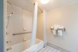 Habitación, 1 cama de matrimonio grande, accesible para personas con discapacidad, no fumadores | Ropa de cama de alta calidad y colchones con acolchado adicional