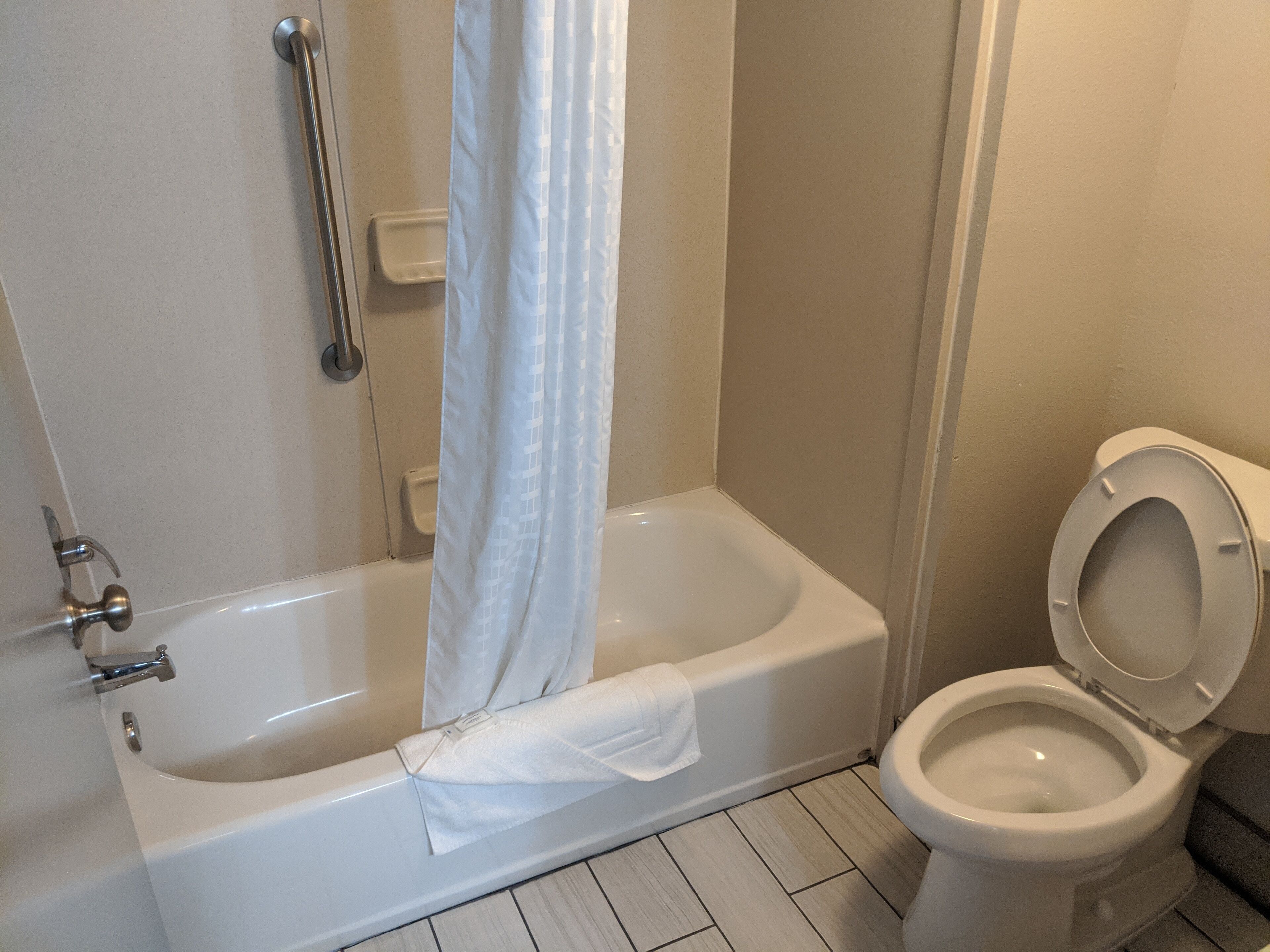 room, 1 king bed, accessible, non smoking | bathroom | combined shower/bathtub, free toiletries, hair dryer, towels