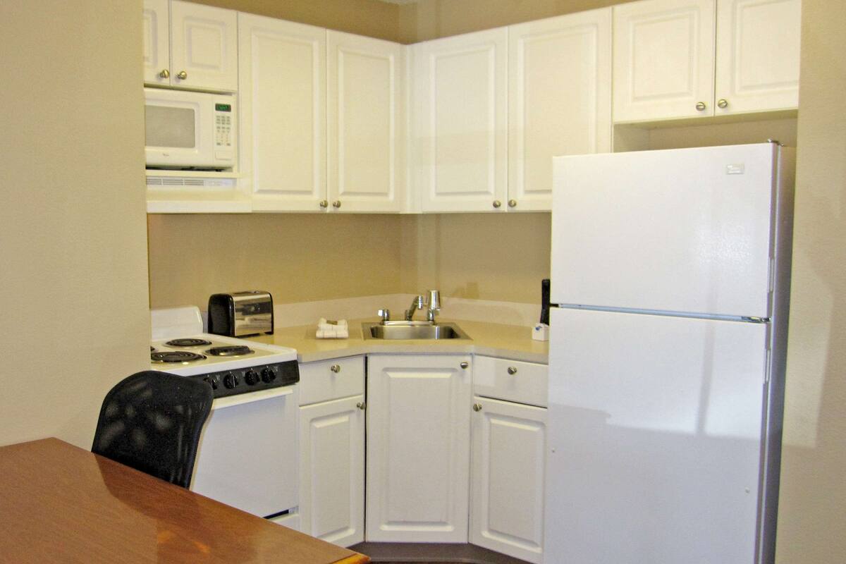 deluxe studio, 1 king bed, non smoking | private kitchen | fridge, microwave, stovetop, coffee/tea maker