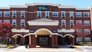 Un edificio de ladrillo con un letrero que dice "Extended Stay America" y la dirección "Lobby 7617".