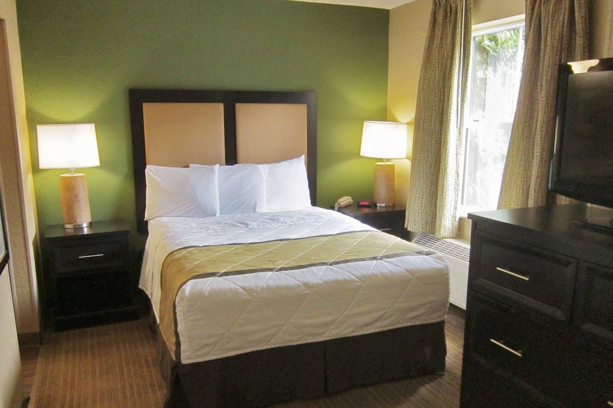 Desk, blackout curtains, iron/ironing board, free WiFi