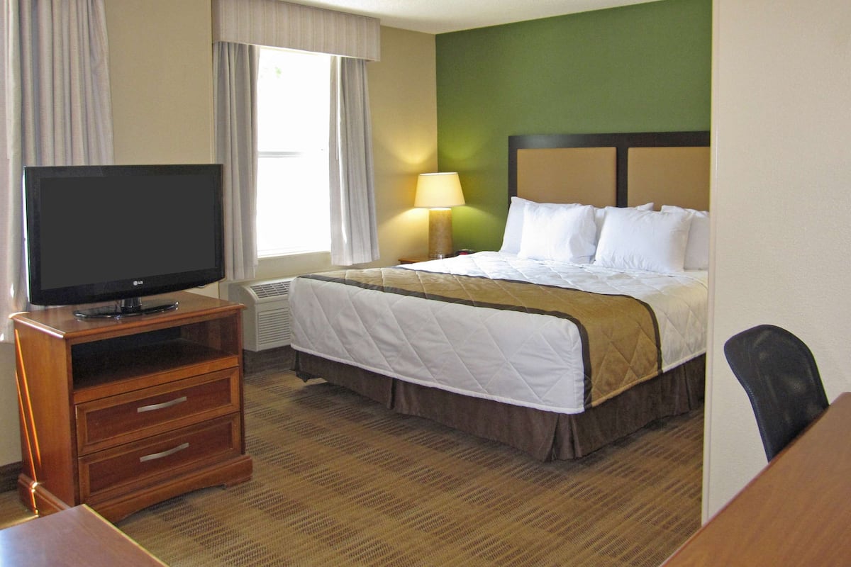 Deluxe Studio, 1 King Bed, Non Smoking | Desk, blackout curtains, iron/ironing board, free WiFi