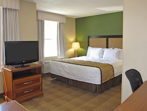 Deluxe Studio, 1 King Bed, Non Smoking | Desk, blackout drapes, iron/ironing board, free WiFi