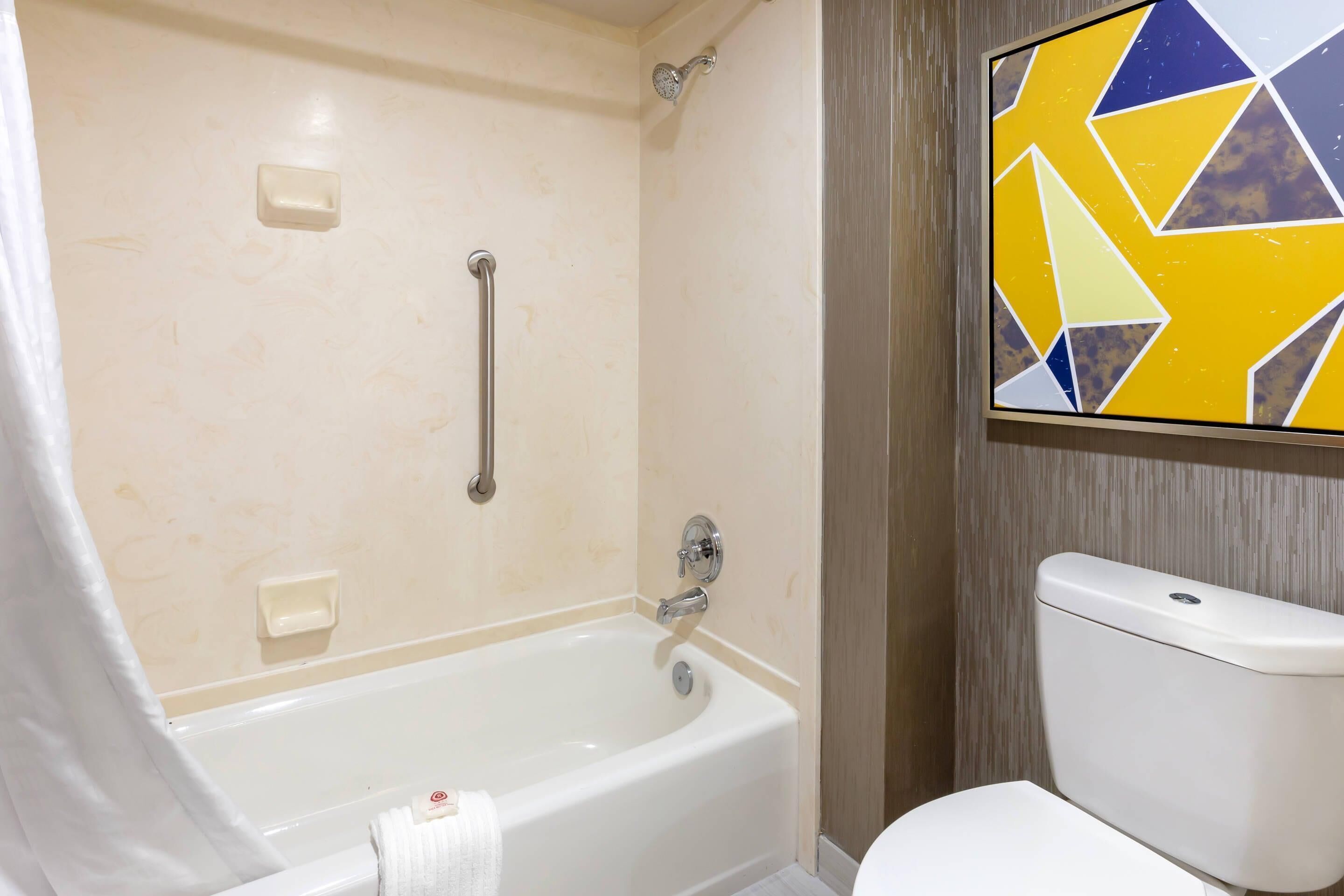Ein Badezimmer mit Badewanne, Toilette und Duschvorhang.