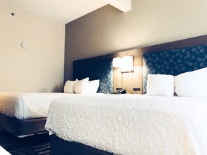 1 dormitorio, colchones con acolchado adicional, escritorio