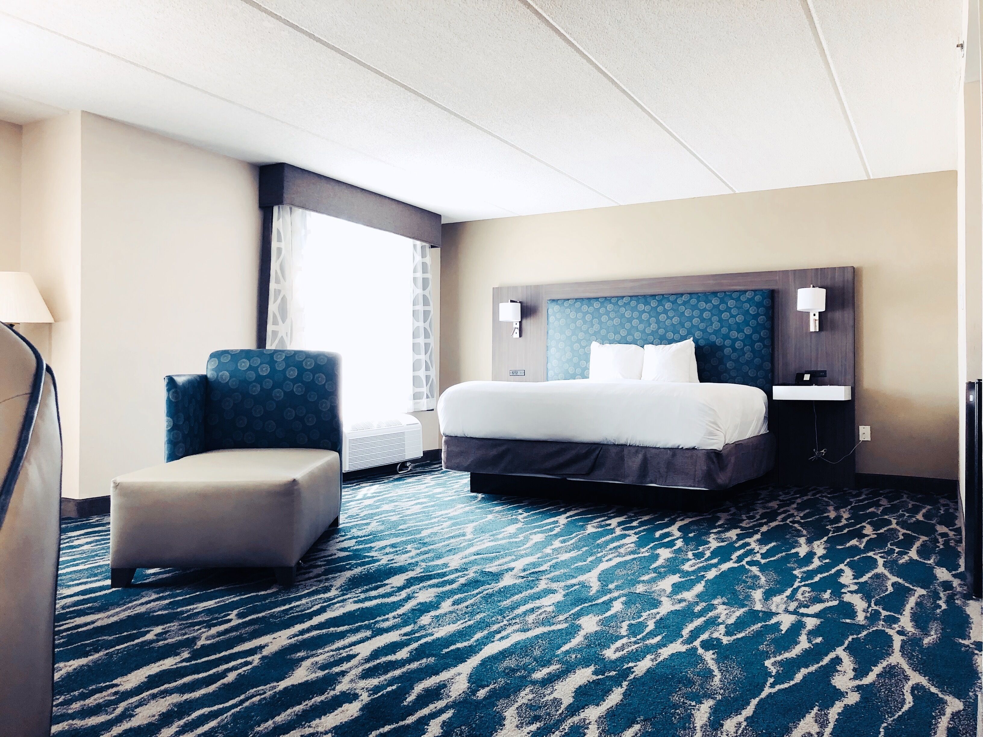 Camas con pillow-top, escritorio y cortinas blackout 