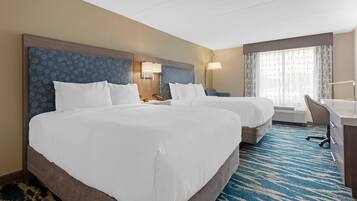 Colchones con acolchado adicional, escritorio, cortinas opacas