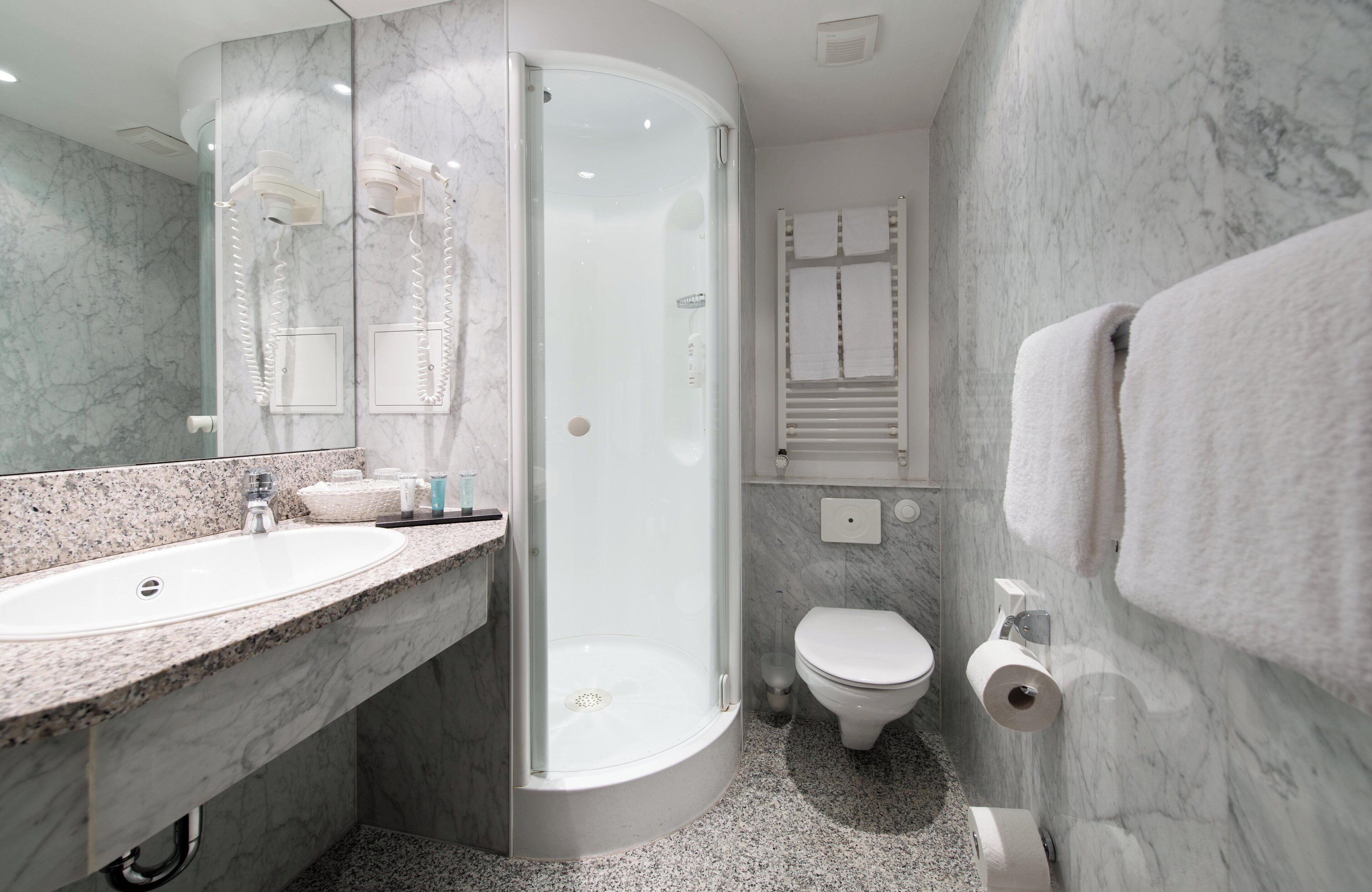 suite | bathroom | bathtub, free toiletries, hair dryer, towels
