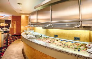 Desayuno buffet diario (EUR 16 por persona)