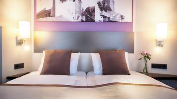 Escritorio, insonorización y tabla de planchar con plancha