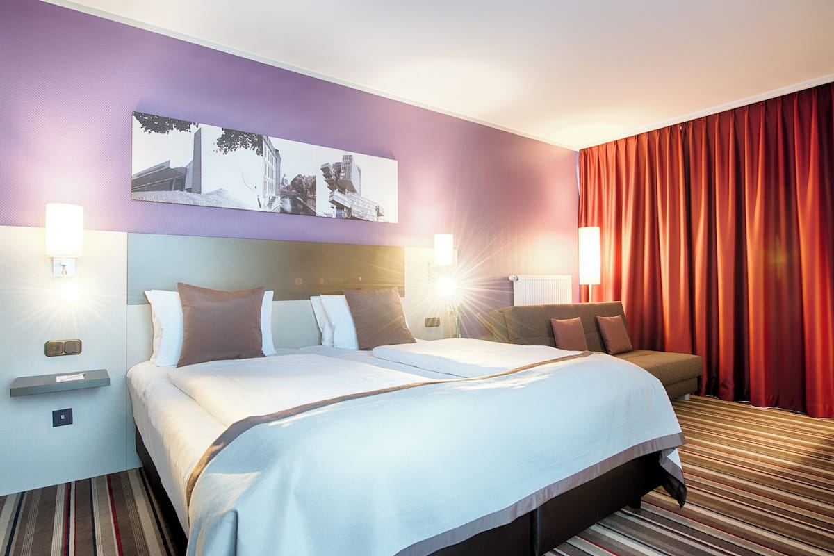 Skrivebord, lydisolert, strykejern/-brett og barnesenger (inkludert)