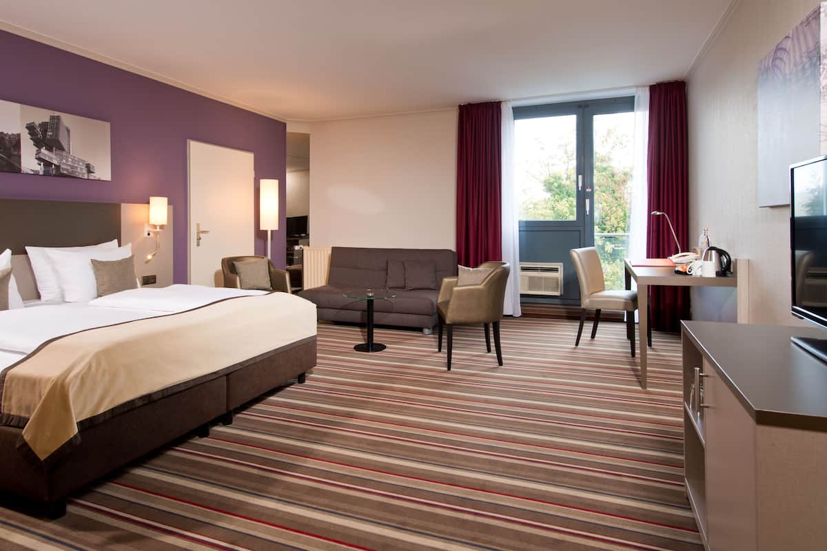 Suite | Hypo-allergenic bedding, desk, soundproofing, iron/ironing board