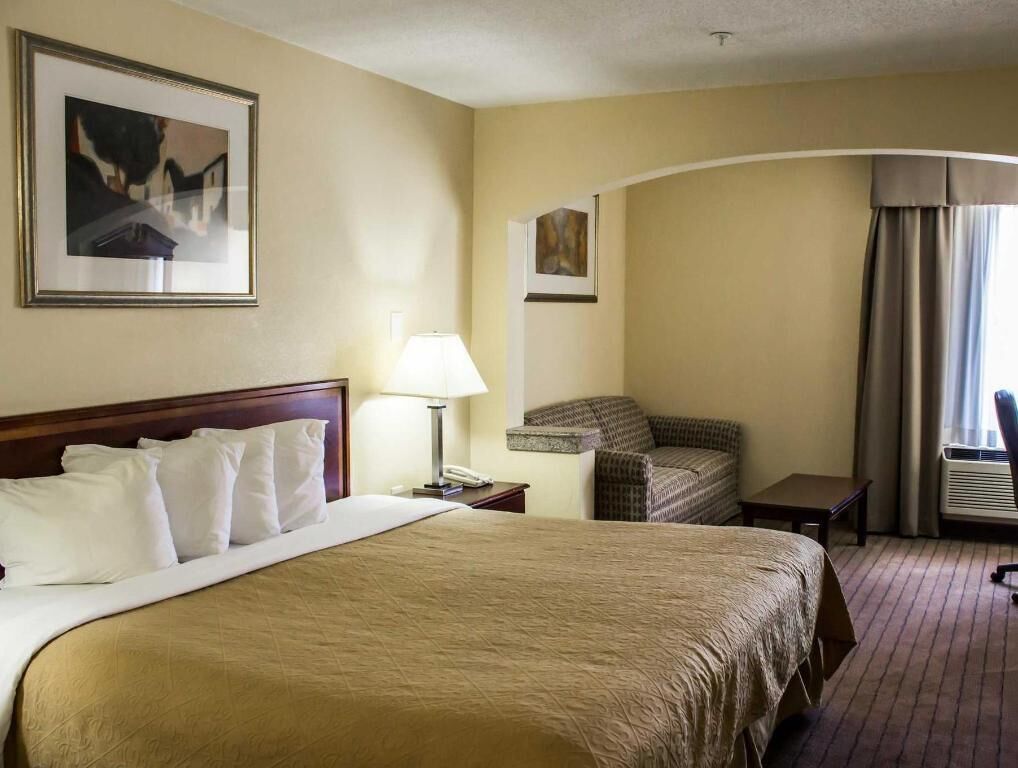 Coffres-forts dans les chambres, bureau, fer et planche à repasser