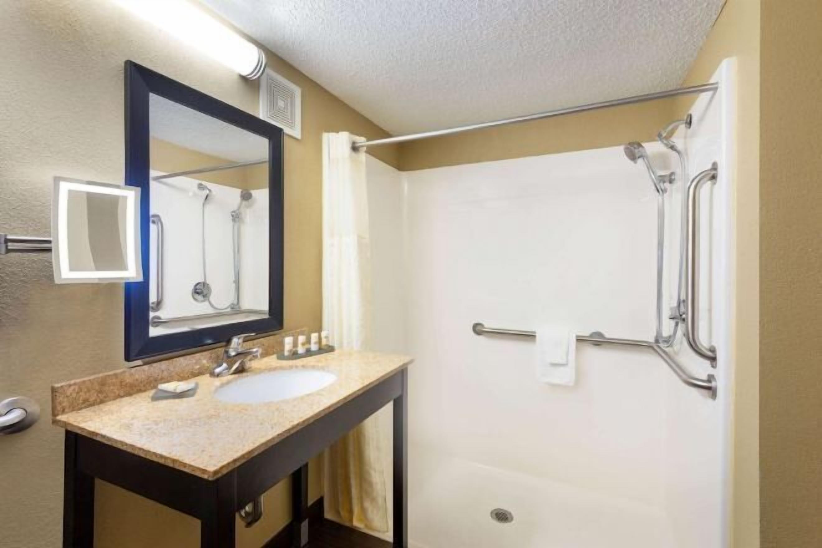 Baño | Tina con regadera, amenidades de baño gratuitas, secadora de cabello 