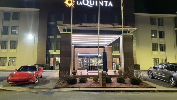 Entrada de un hotel con un letrero que dice "LA QUINTA".