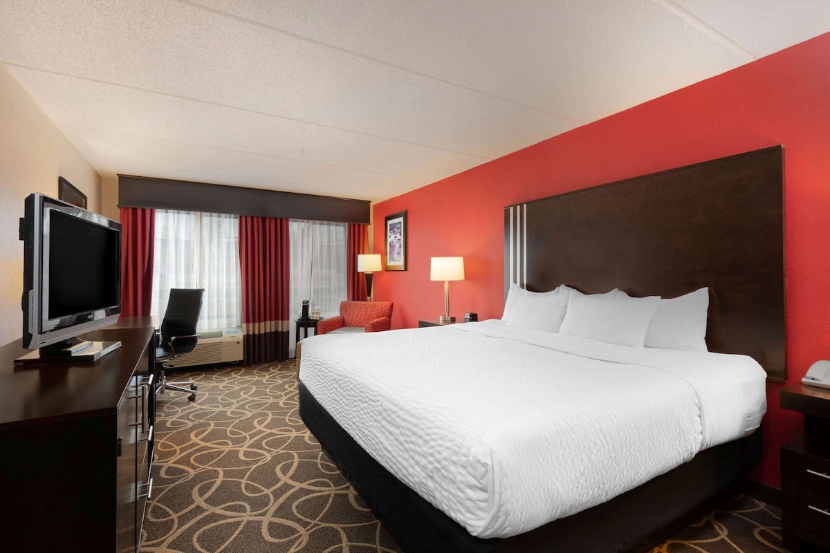 room, 1 king bed, non smoking | desk, laptop workspace, iron/ironing board, cots/infant beds