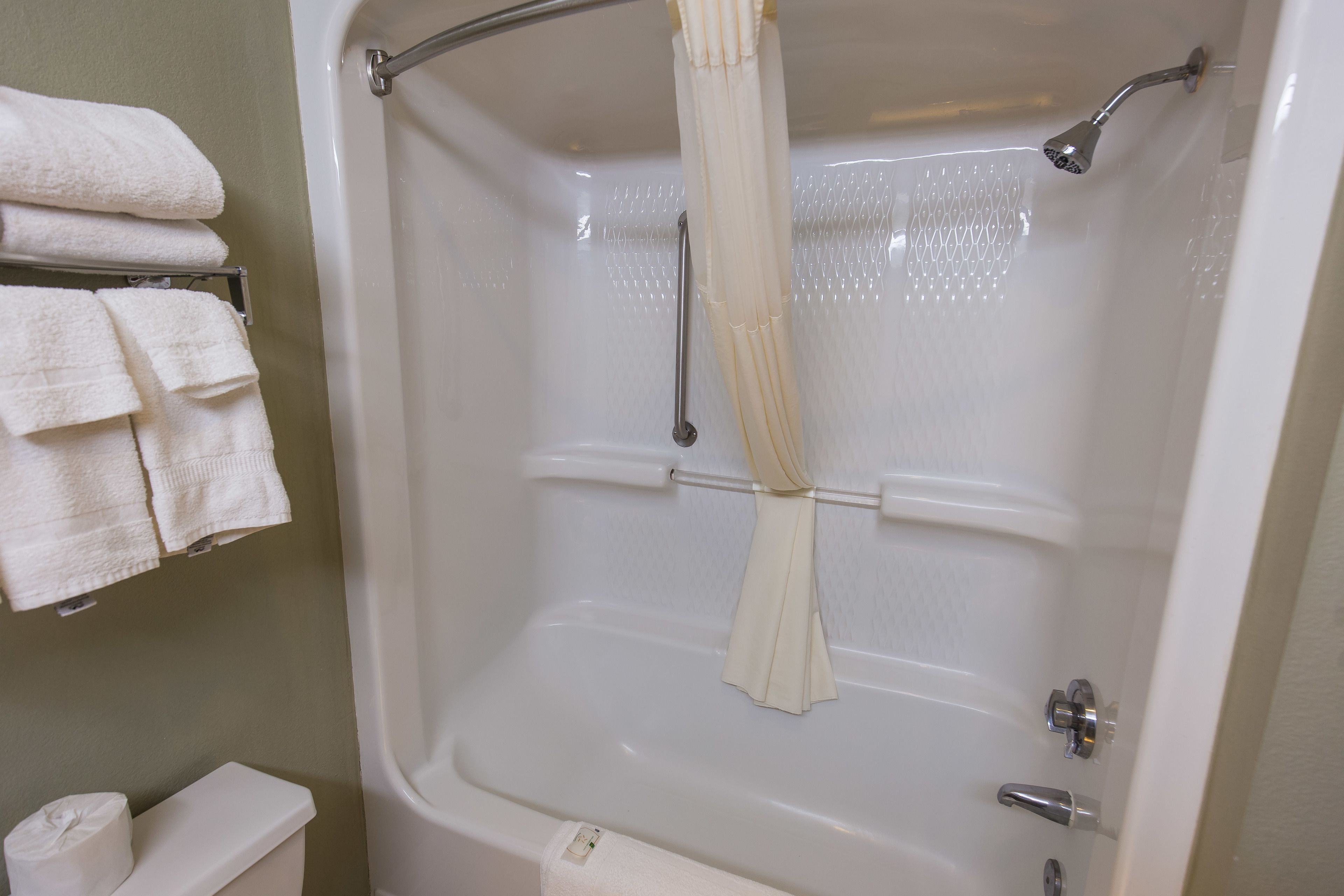 combined shower/bathtub, hydromassage showerhead, designer toiletries