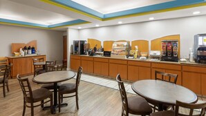Un hall d’hôtel comprenant un comptoir d’accueil, un espace salon et un comptoir proposant divers services et commodités.
