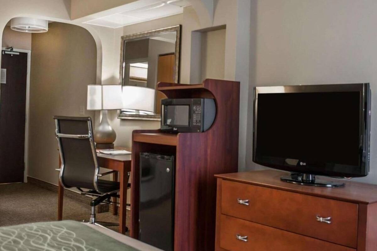 Escriptori, planxa i posts de planxar, wifi gratuïta i roba de llit