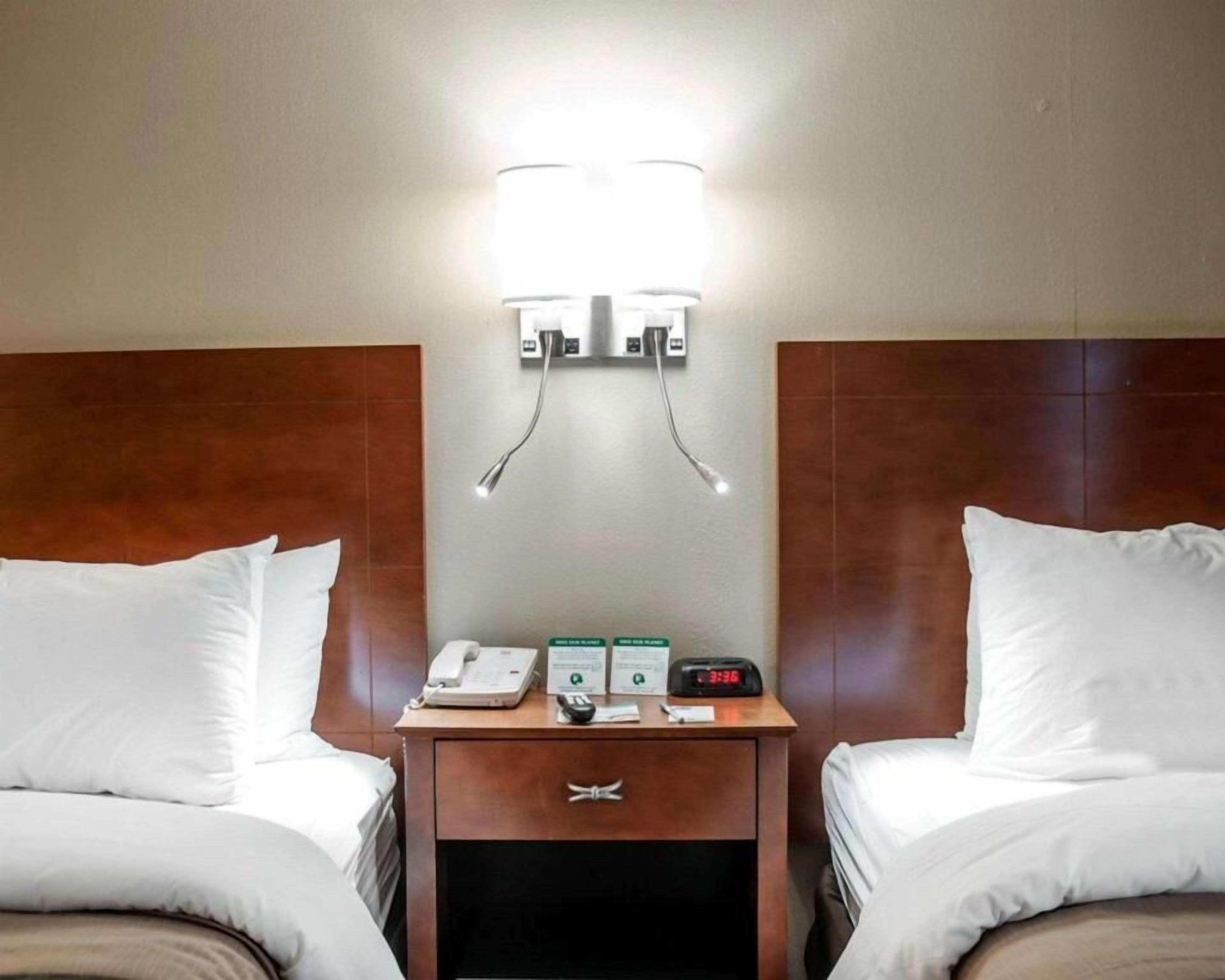 Escriptori, planxa i posts de planxar, wifi gratuïta i roba de llit 