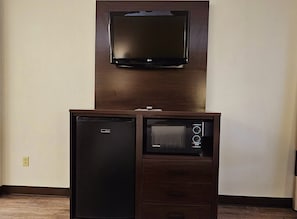 Phòng Suite, 1 giường cỡ king, không hút thuốc (Accessible Tub) | Bàn, bàn ủi/dụng cụ ủi quần áo, truy cập Internet không dây miễn phí