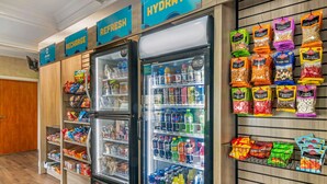 Una sección de bocadillos y bebidas con refrigerios y una variedad de opciones.