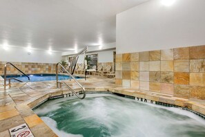 Una piscina cubierta