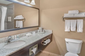 Combined shower/bathtub, hair dryer, towels