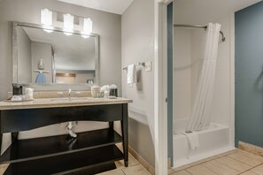 Combined shower/bathtub, free toiletries, hair dryer, towels