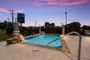 Outdoor pool - Best Western Huntsville Inn & Suites (Huntsville)