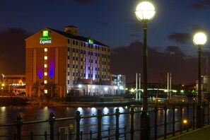 Front of property – evening/night - Holiday Inn Express Manchester - Salford Quays by IHG (Salford)