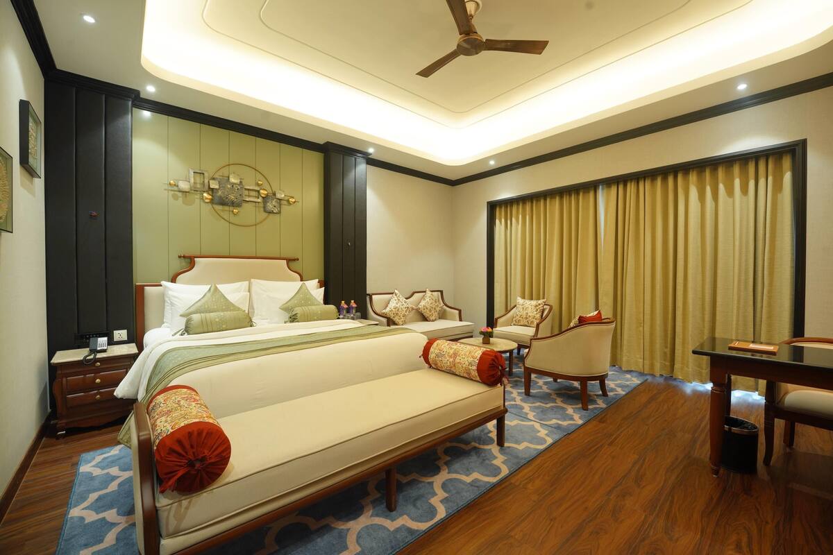 Phòng Suite Royal, 1 giường cỡ king | Minibar, két bảo mật tại phòng, bàn, màn/rèm cản sáng 