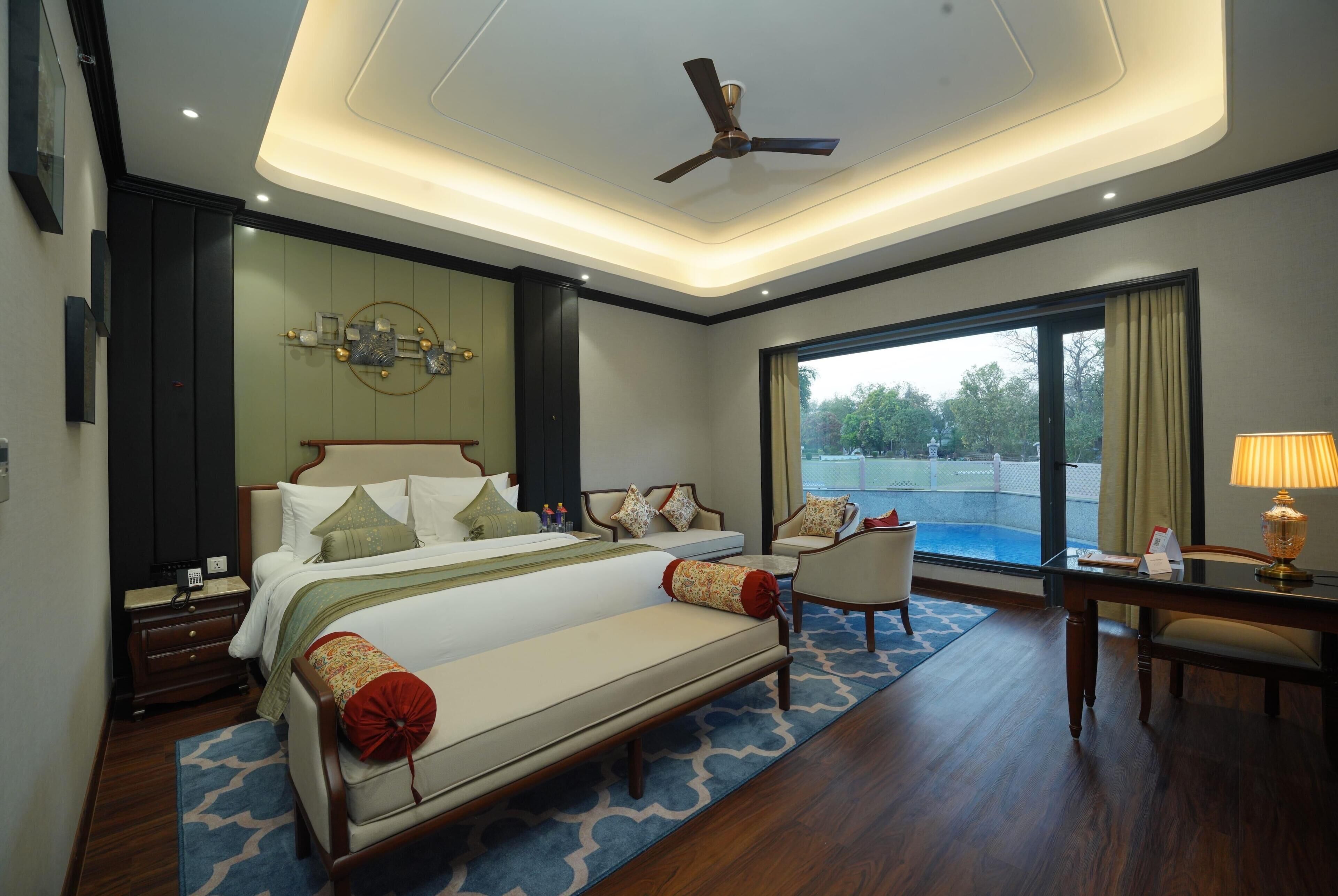 Royal suite, 1 kingsize bed | Een minibar, een kluis op de kamer, een bureau, verduisterende gordijnen