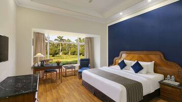 Deluxe Room, 1 King Bed | Minibar, in-room safe, desk, blackout drapes