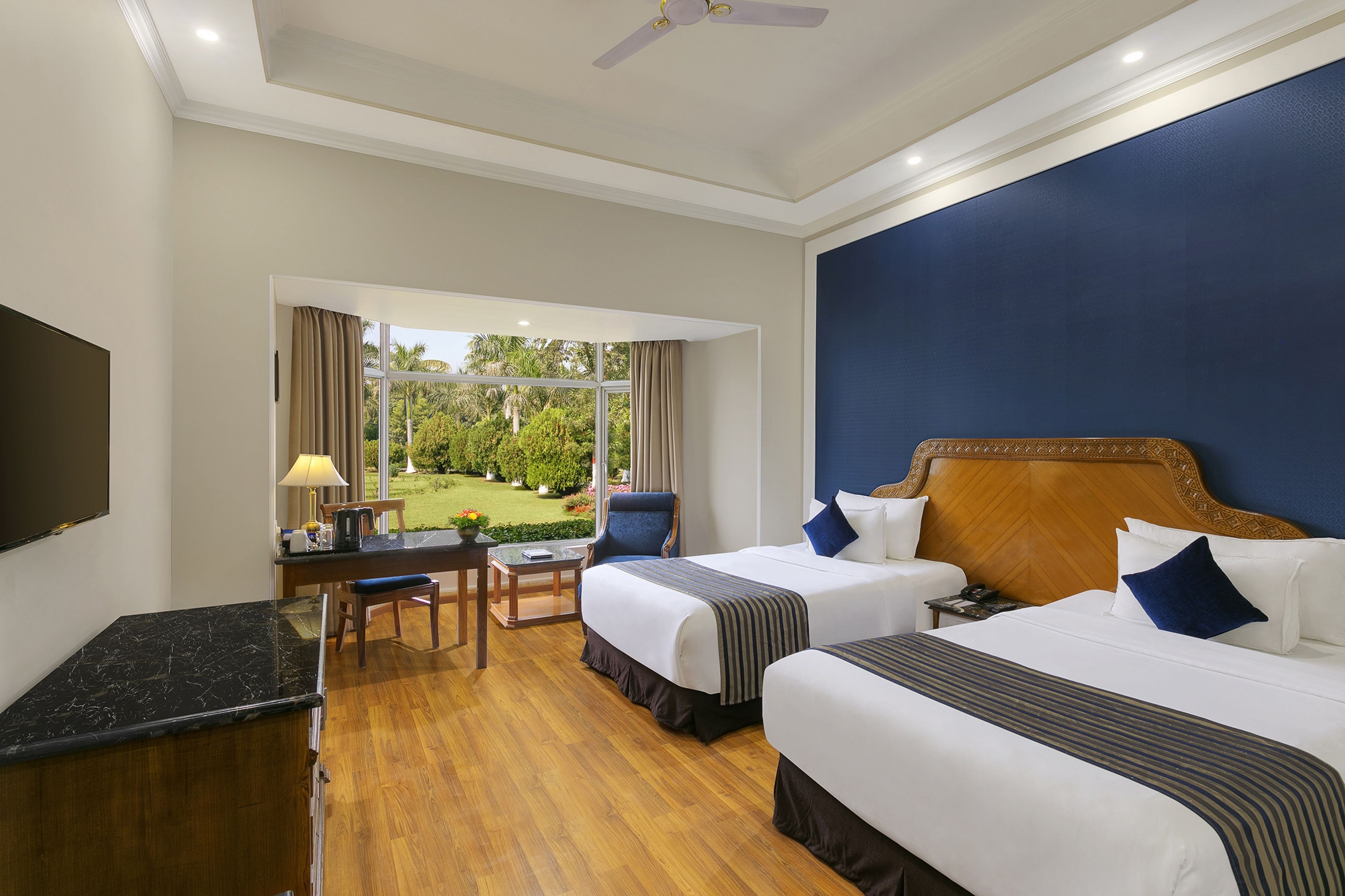 deluxe room, 2 single beds | minibar, in-room safe, desk, blackout curtains