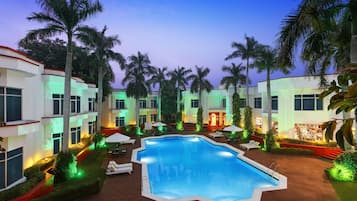 Outdoor pool, open 8:00 AM to 7:00 PM, pool umbrellas