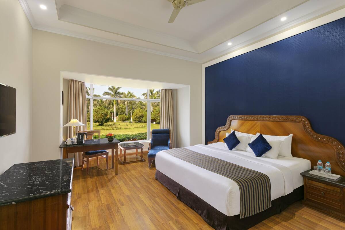 Phòng Deluxe, 1 giường cỡ king | Minibar, két bảo mật tại phòng, bàn, màn/rèm cản sáng 