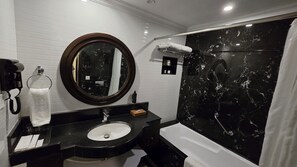 Chambre supérieure, 1 très grand lit | Salle de bain | Ensemble baignoire-douche, articles de toilette écologiques
