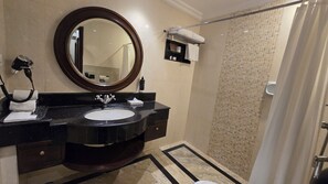 Chambre supérieure, 2 lits jumeaux | Salle de bain | Ensemble baignoire-douche, articles de toilette écologiques